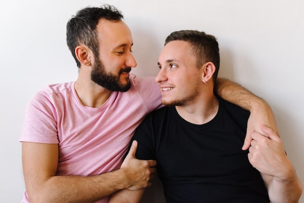 Foto una pareja gay riendo en casa.