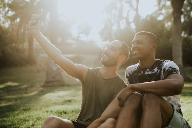 Pareja gay tomando un selfie en el verano