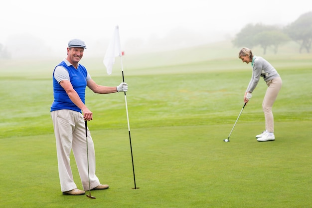 Pareja de golf en el campo de golf