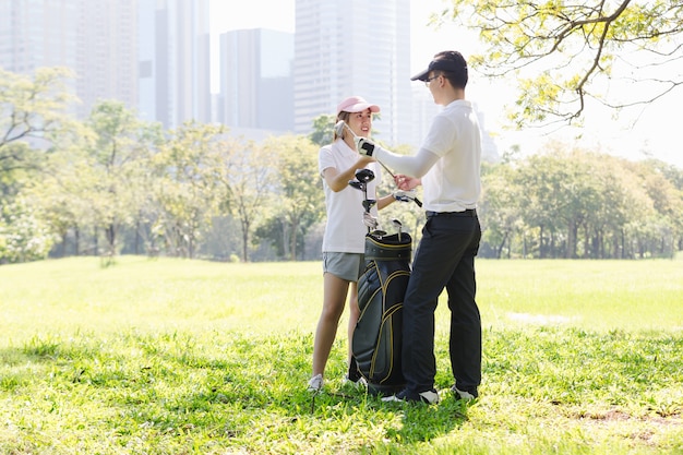 Pareja de golf de los hombres del deporte