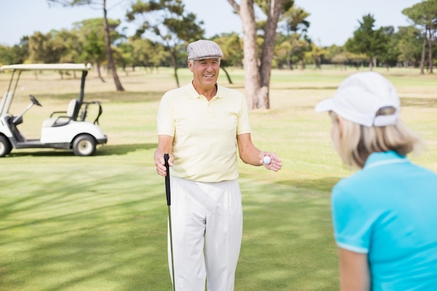 Pareja de golfistas maduros