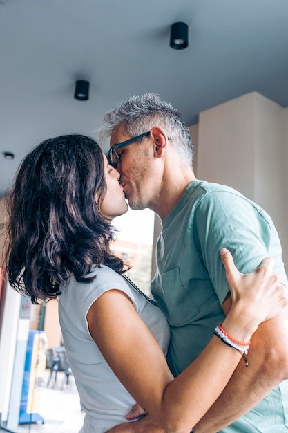 pareja, el gozar, romántico, beso, posición, en, cafetería