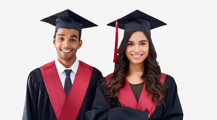 Foto una pareja de graduados con gorras y vestidos