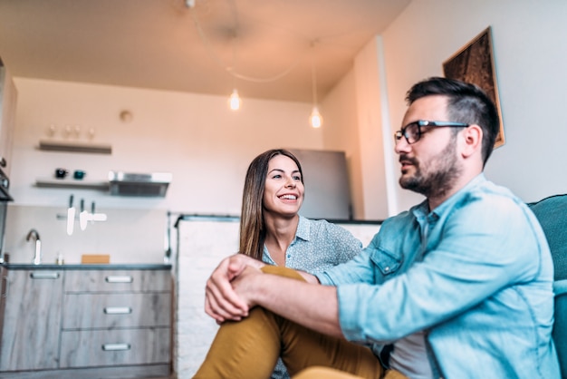 Foto pareja hablando en el apartamento. de cerca.