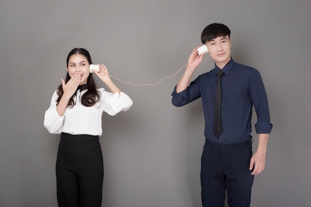 Pareja hablando por teléfono de papel