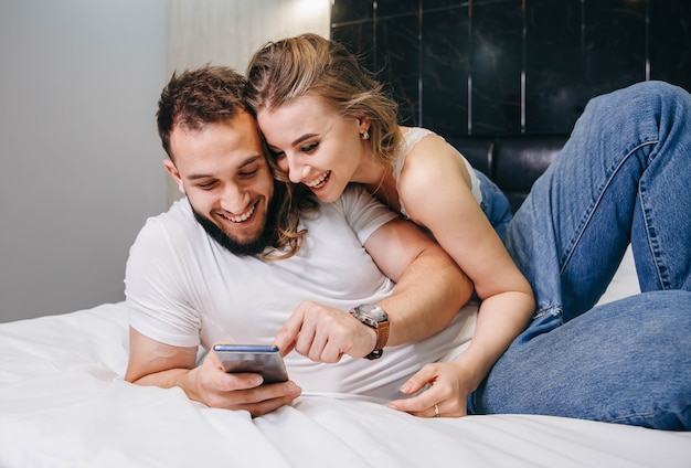 Pareja hablando con video chat