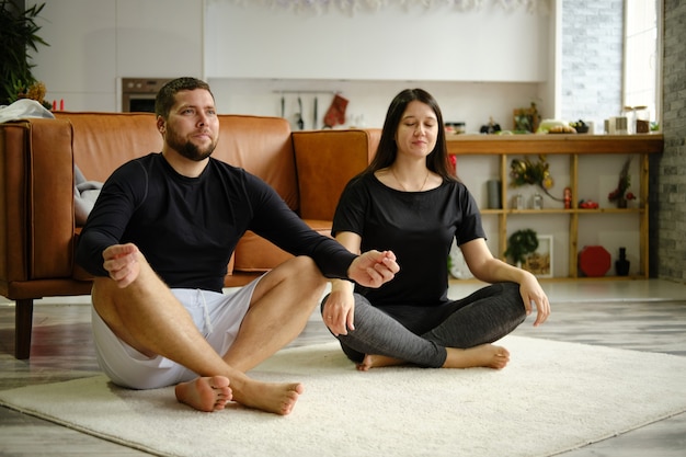 Foto pareja, hacer, yoga, en casa