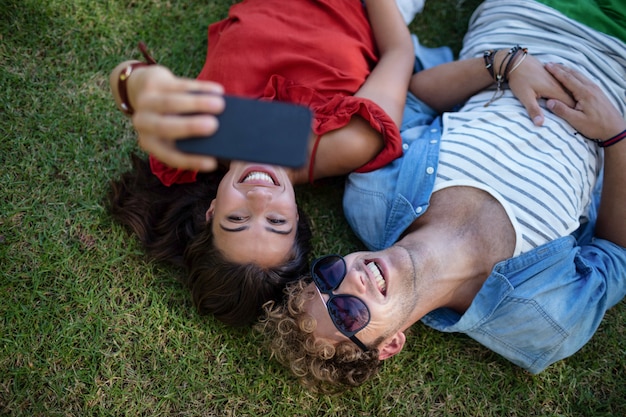 Pareja haciendo clic en una selfie en el parque