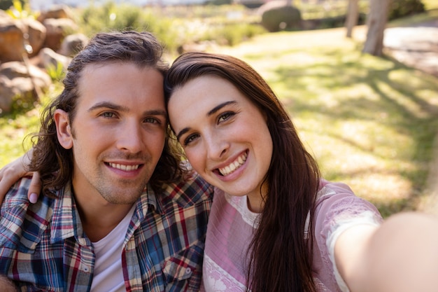 Pareja haciendo clic en una selfie en el parque