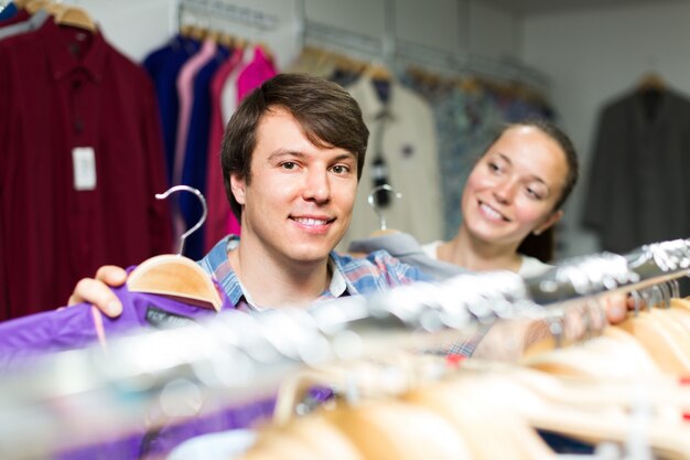 Pareja haciendo compras en la tienda de ropa