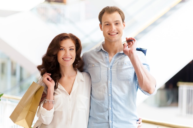 Pareja haciendo compras