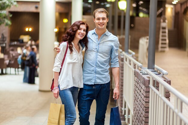 Pareja haciendo compras