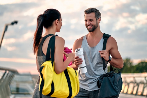 Pareja haciendo deporte en la calle