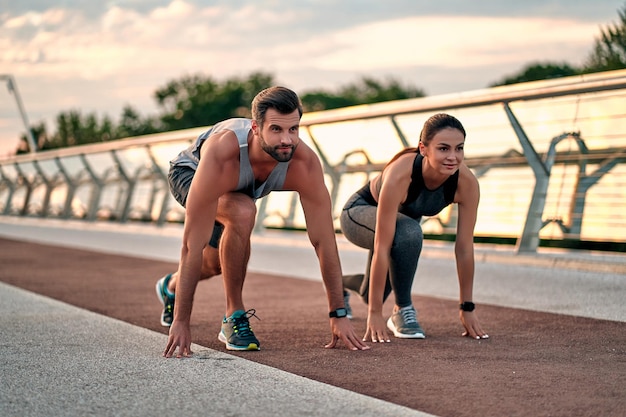 Pareja haciendo deporte en la calle