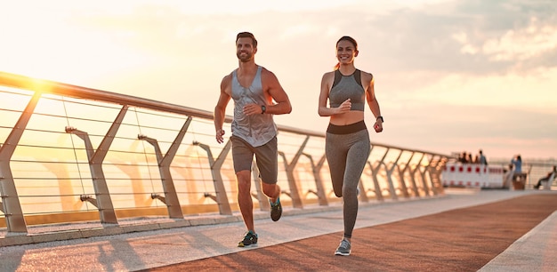 Pareja haciendo deporte en la calle