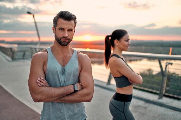 Pareja haciendo deporte en la calle