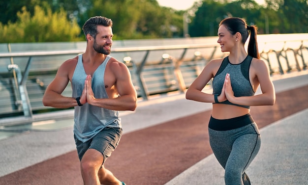 Pareja haciendo deporte en la calle