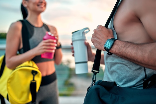 Pareja haciendo deporte en la calle