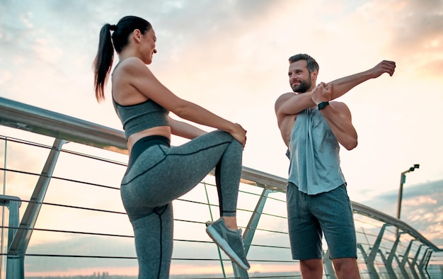 Pareja haciendo deporte en la calle