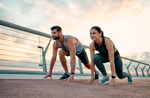 Pareja haciendo deporte en la calle