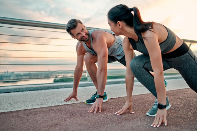 Pareja haciendo deporte en la calle