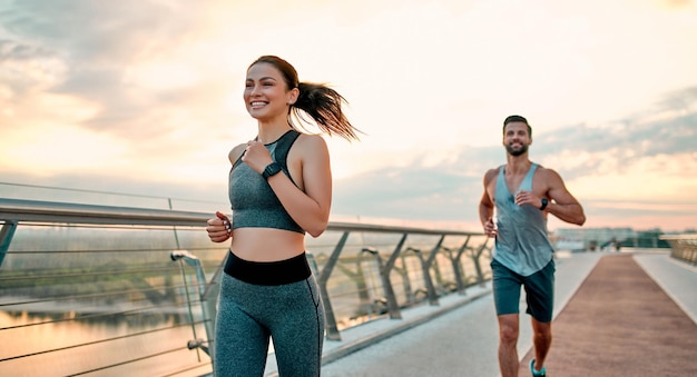 Pareja haciendo deporte en la calle