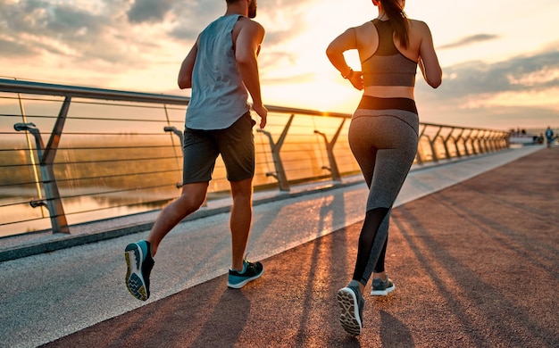 Pareja haciendo deporte en la calle