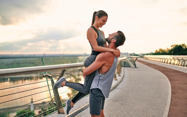 Pareja haciendo deporte en la calle