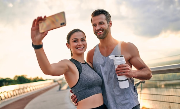 Pareja haciendo deporte en la calle