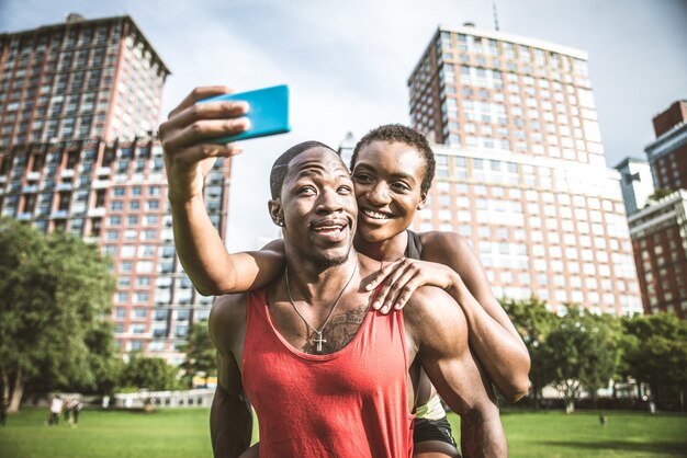 Pareja haciendo ejercicio y tomando una selfie