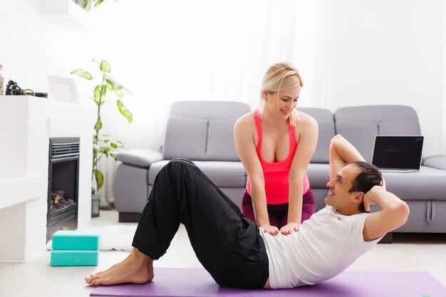 pareja haciendo ejercicios en casa. Concepto de yoga.