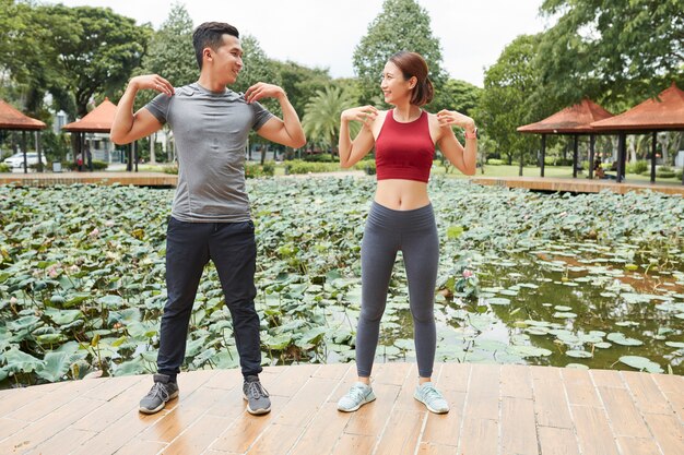 Foto pareja haciendo ejercicios