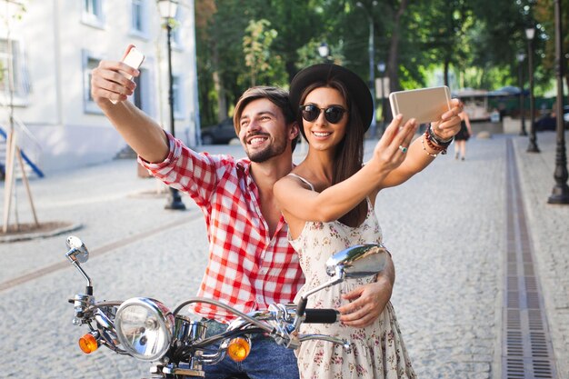 Pareja haciendo foto selfie