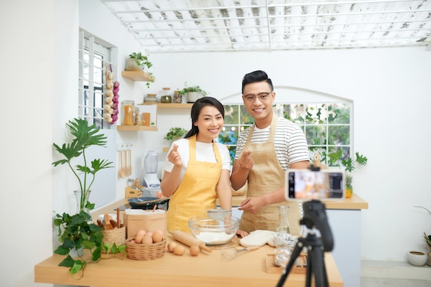 Pareja haciendo masa juntos, hornear y cocinar concepto foto de estilo rústico para libro de cocina y blog de cocina