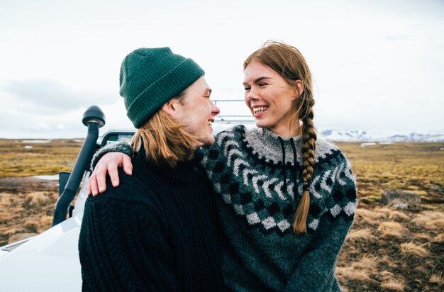 Pareja haciendo unas vacaciones de pasión por los viajes, explorando Islandia con su jeep 4x4