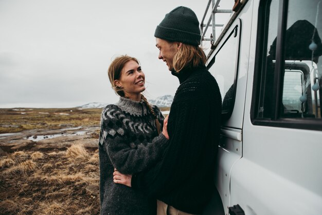 Pareja haciendo unas vacaciones de pasión por los viajes, explorando Islandia con su jeep 4x4