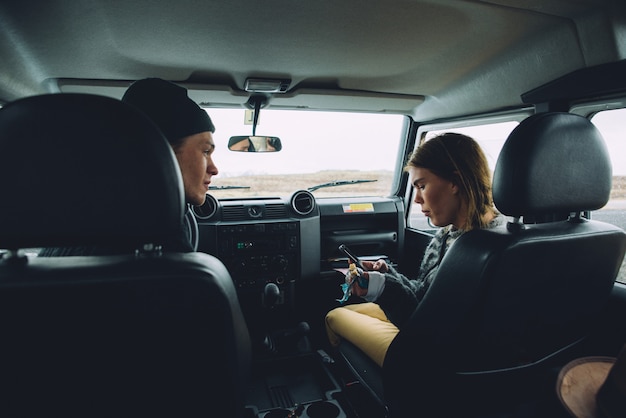 Pareja haciendo unas vacaciones de pasión por los viajes, explorando Islandia con su jeep 4x4