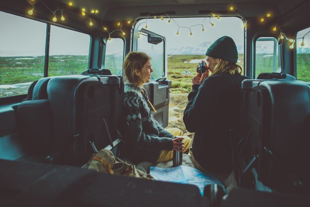 Pareja haciendo unas vacaciones de pasión por los viajes, explorando Islandia con su jeep 4x4