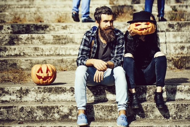 Pareja de halloween con calabaza