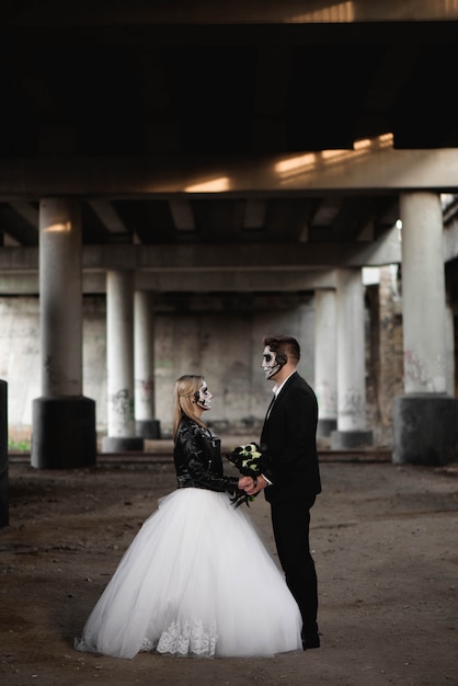 Pareja de halloween Vestida con ropa de boda romántica zombie.