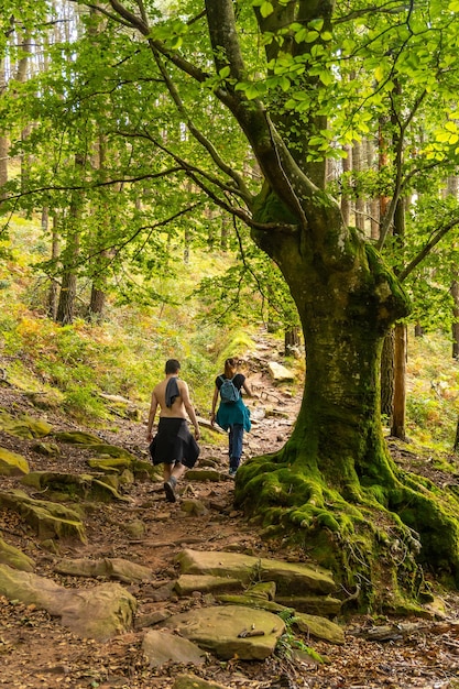 Una pareja en el hayedo de la subida al monte Adarra en el municipio de Urnieta