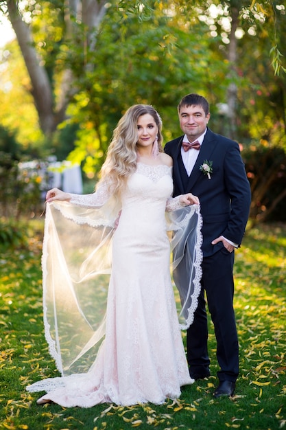 Pareja de hermosos recién casados en el jardín