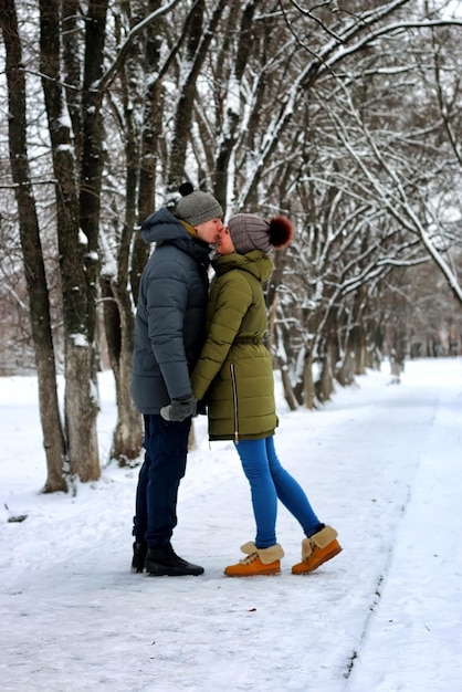 Pareja heterosexual calle paseo invierno