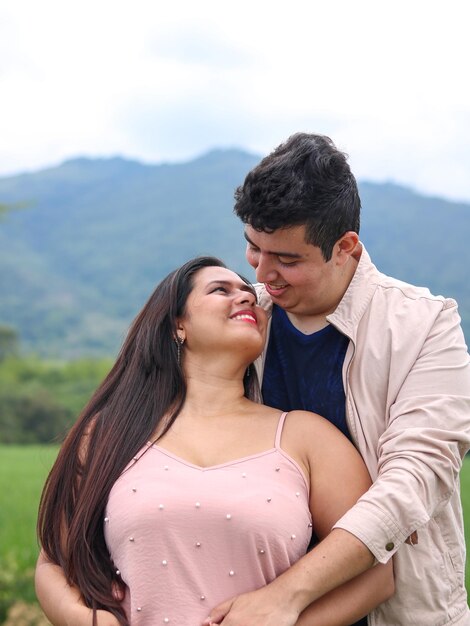 Foto una pareja heterosexual feliz en la naturaleza