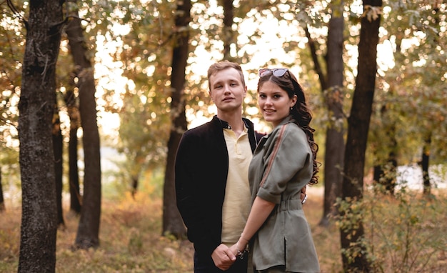 Una pareja heterosexual retrato estilo de vida foto sincera, al aire libre