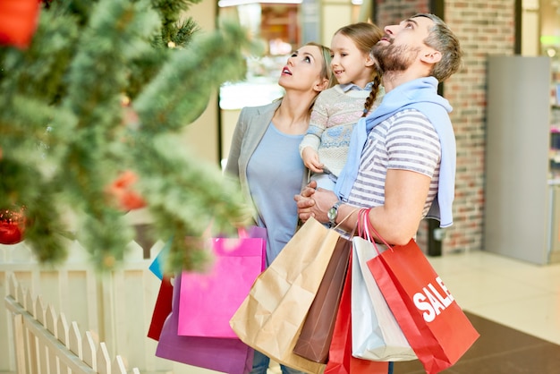Pareja con hija disfrutando de las compras navideñas