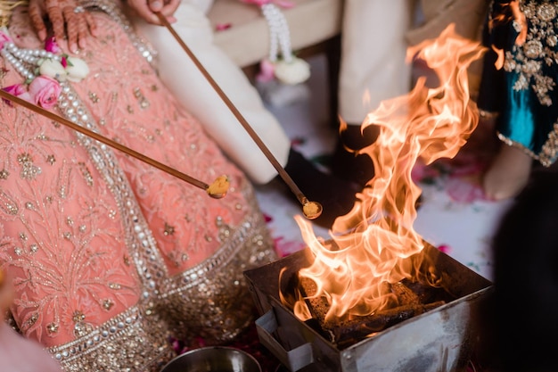 Una pareja hindú se casa durante una boda tradicional india