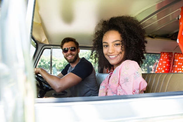 Pareja hipster conduciendo en autocaravana