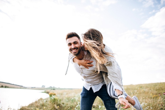 pareja hipster, momento, amigo, positivo, jugar, naturaleza, luna de miel, sol, aire libre, abrazando, al aire libre, casual, sonriente, despreocupado, amante, azul, saludable, abrazo, niña, fiesta, relación, novio, youn