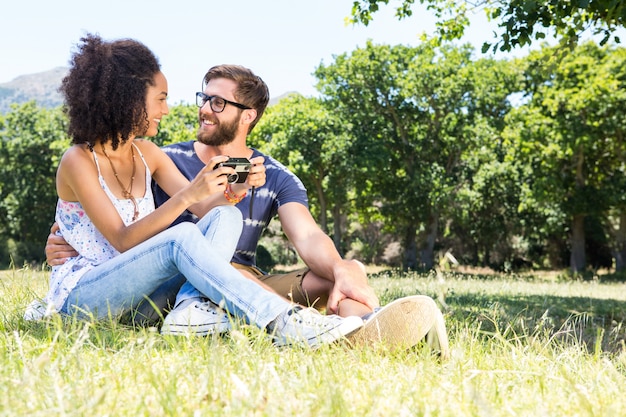 Pareja hipster relajante en el parque